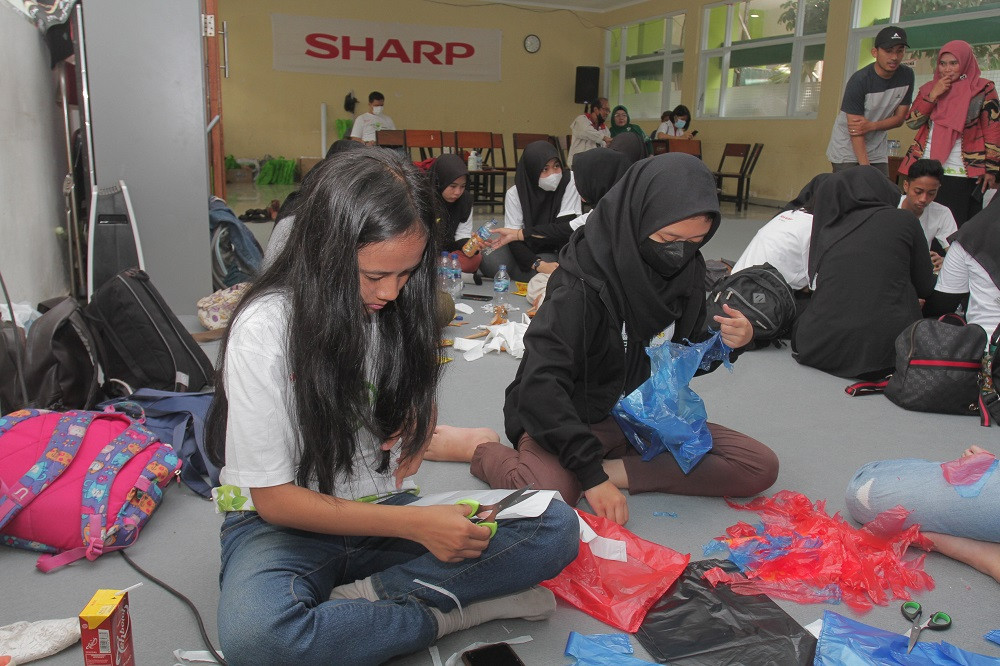 Sharp gandeng SMAN 12 Bandung, bikin workshop recycle limbah plastik